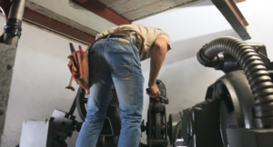 Vérification de la machinerie après l'installation d'un ascenseur